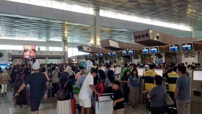 Antrean penumpang di area baggage drop Terminal 3, Bandara Soetta, Tangerang