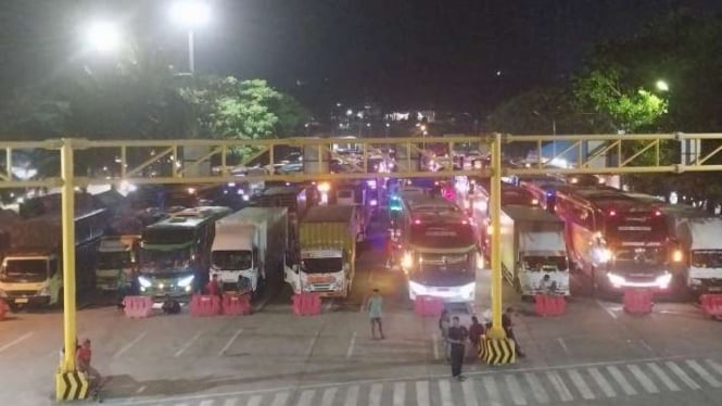 Sejumlah bus dan truk mengantre untuk mendapar giliran masuk ke kapal di Pelabuhan Bakauheni, Lampung Selatan, yang akan menyeberang ke Pelabuhan Merak, Banten, pada masa arus balik Idul Fitri 1445 Hijriah, Minggu, 14 April 2024.