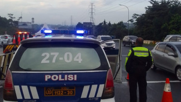 Rekayasa lalu lintas lawan arah atau contraflow di Tol Jagorawi arah Puncak dihentikan atas diskresi Kepolisian.
