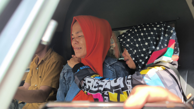 Pihak keluarga korban menangis saat menerima proses penyerahan jenazah korban kecelakaan maut KM 58 Tol Jakarta-Cikampek di RS Polri Kramat Jati, Jakarta Timur, Senin, 15 April 2024