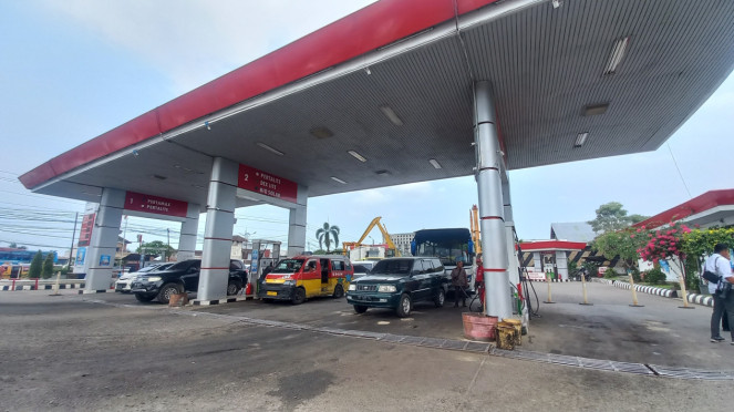 Aktivitas pengisian BBM di SPBU, Kota Medan.