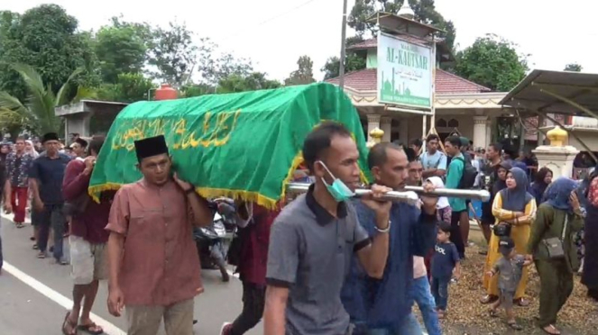 Jenazah Nasifa dibawa ke Pemakaman umum usai di sholatkan di Masjid.