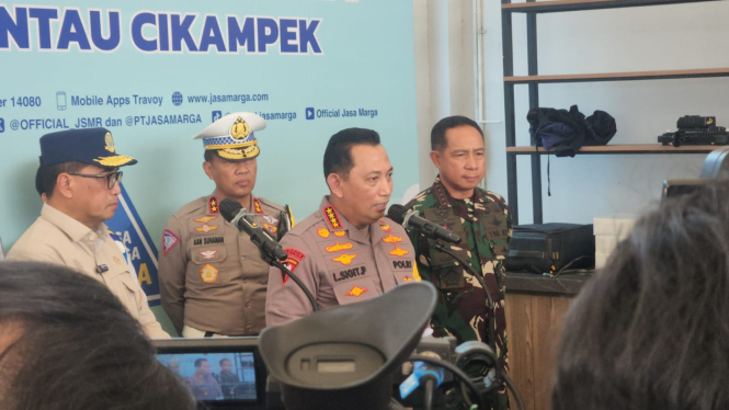 Kapolri Jenderal Listyo Sigit Prabowo dalam konferensi pers di Kantor Jasa Marga KM 70, Senin, 15 April 2024
