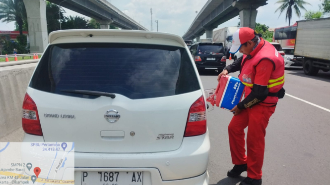 Motoris BBM Pertamina Layani Pemudik Habis Bensin di Jalan Tol