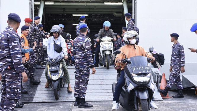 VIVA Militer: Ratusan Pemudik dengan KRI Banda Aceh-593 tiba di Mako Kolinlamil