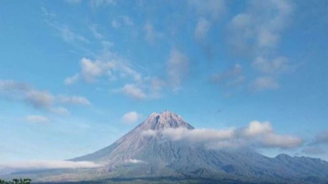 Gunung Semeru yang terpantau dari Pos Pengamatan Gunung Semeru di Lumajang.