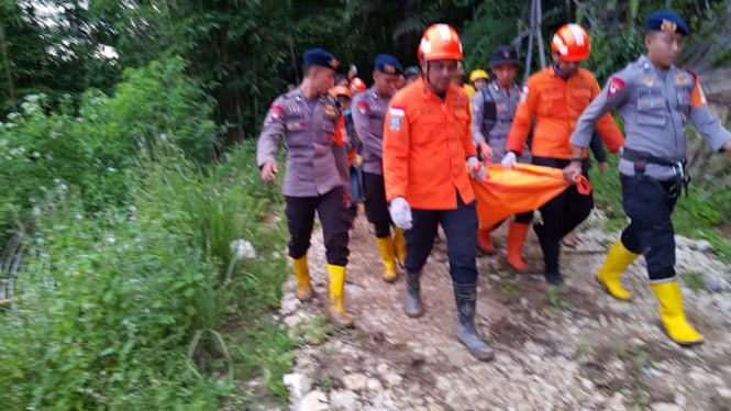 Tim Sar Gabungan Evakuasi korban tewas akibat  Bencana Alam Longsor di Kabupaten Tana Toraja. 
