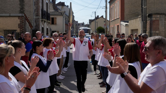 Volunteer latihan sambut obor Olimpiade Paris 2024.