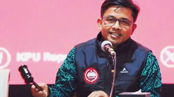 Tangkapan layar anggota KPU RI Idham Holik saat rapat pleno rekapitulasi hasil penghitungan perolehan suara Pemilu 2024 tingkat nasional di Kantor KPU RI, Jakarta, Jumat, 15 Maret 2024.