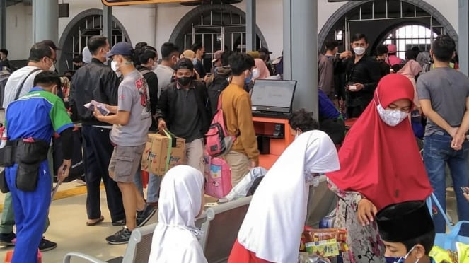 PT KAI menghitung ada sebanyak 98.432 pemudik telah kembali ke Jakarta dengan menggunakan kereta api dan turun di Stasiun Pasar Senen sejak Kamis 11 April 2024 hingga Selasa 16 April 2024. 