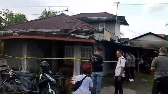 Petugas kepolisian mengamankan TKP lokasi diduga dibunuhnya seorang wanita muda oleh mantan suaminya sendiri di Kecamatan Sungai Raya, Kabupaten Kubu Raya, Kalimantan Barat, pada Selasa 16 April 2024 sore. (Istimewa) 