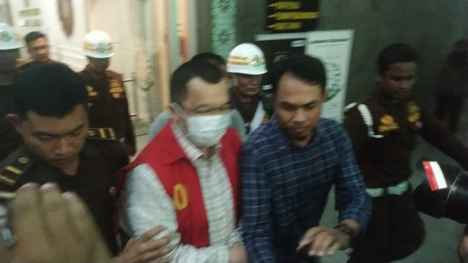 Mantan Ketua KONI Sumsel sekaligus eks Presiden Sriwijaya FC, Hendri Zainuddin, ditahan Kejati Sumsel.