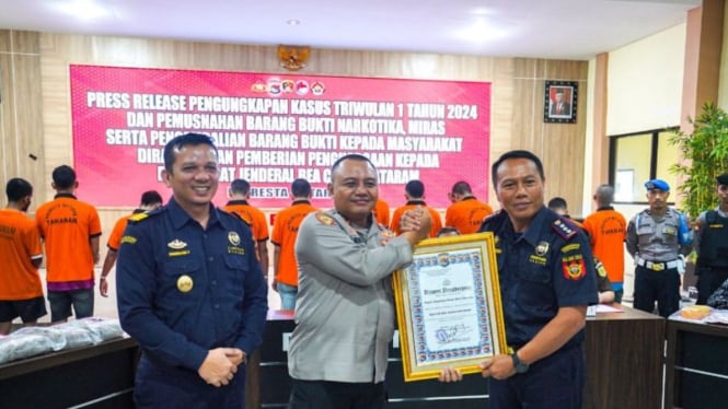 Bea Cukai Mataram menerima penghargaan dari Kepolisian Resor Kota Mataram