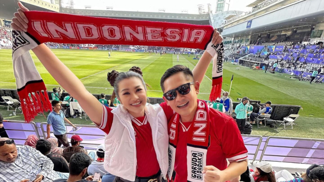 Pose pedangdut Fitri Carlina mendukung Timnas Indonesia U-23 bersama sang suami