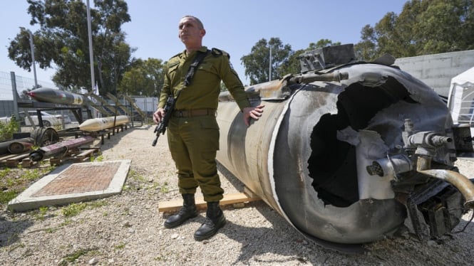 Juru bicara militer Israel, Daniel Hagari menunjukkan bangkai rudal Iran