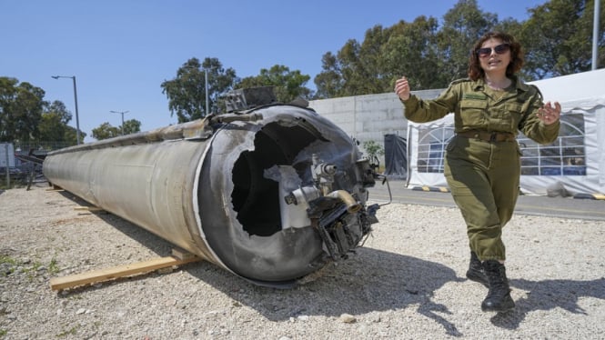 Militer Israel menunjukkan salah satu bangkai rudal balistik Iran Emad