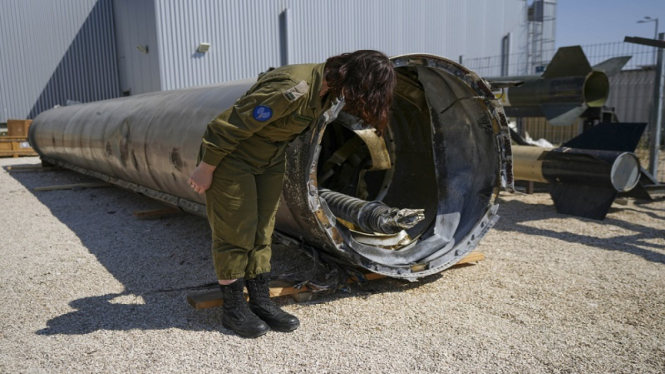 Militer Israel menunjukkan salah satu bangkai rudal balistik Iran