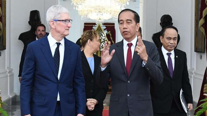 Presiden Jokowi bertemu CEO Apple Tim Cook di Istana Kepresidenan, Jakarta, 17/4