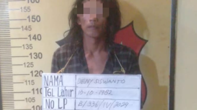 Deni alias Gondrong (43), pencurian sepeda motor saat diamankan petugas kepolisian.(dok Polsek Medan Labuhan)
