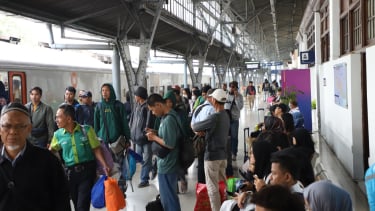 La gente usa trenes durante su casa de Lebaran.