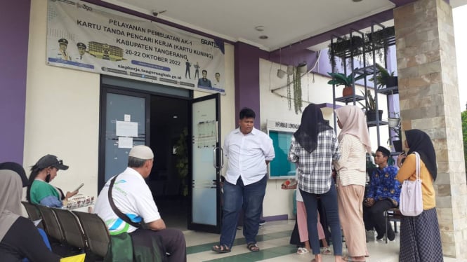 Pemohon pembuatan kartu kuning melakukan kepengurusan akun di Kantor Dinasker Kabupaten Tangerang