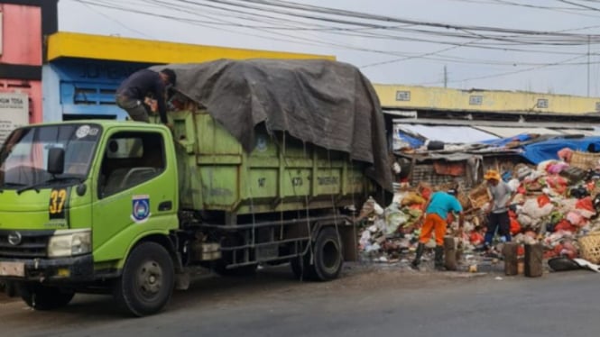 Pemkot Tangsel angkut ratusan ton sampah selama libur Lebaran Idul Fitri.