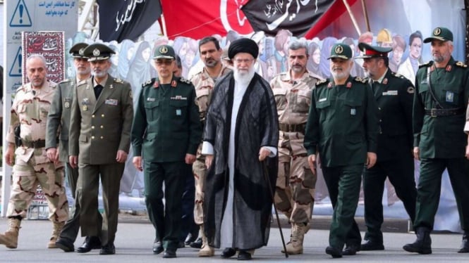 Presiden Iran Ebrahim Raisi dan komandan militernya