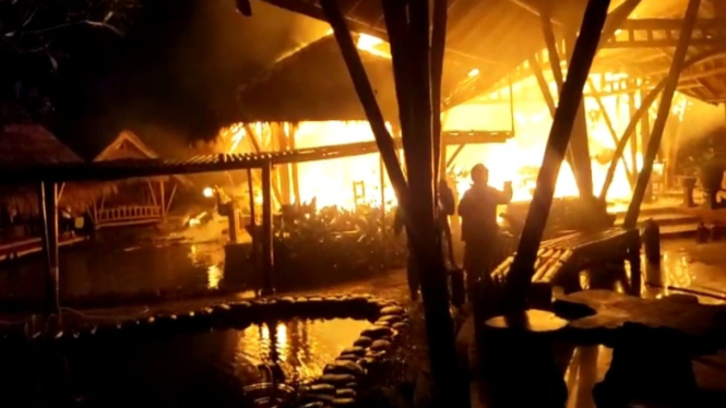 Kebakaran restoran di Tangerang usai tersambar petir