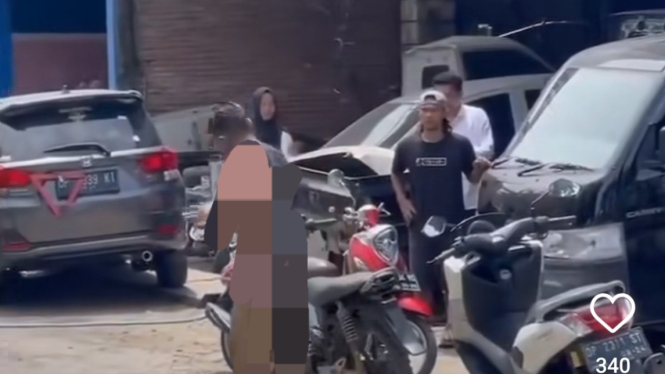 Tangkapan kayar video viral pria bakar diri di Pinrang.