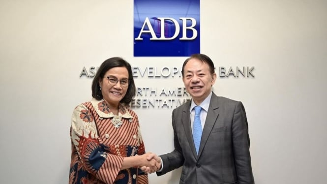 Menteri Keuangan, Sri Mulyani Indrawati dan Presiden Asian Development Bank (ADB) Masatsugu Asakawa