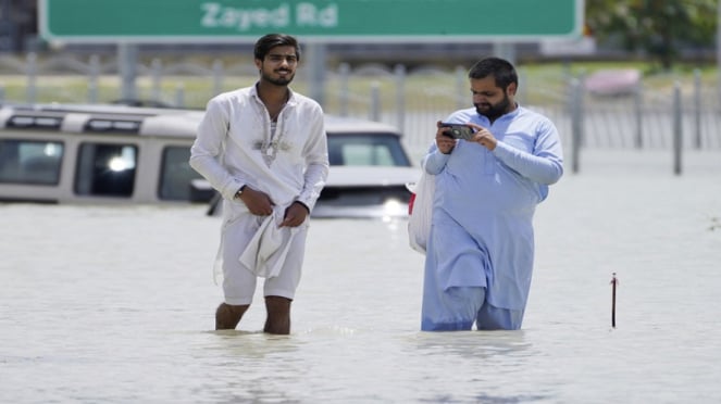 Banjir di jalanan utama Dubai, Uni Emirat Arab (UAE), 17/4