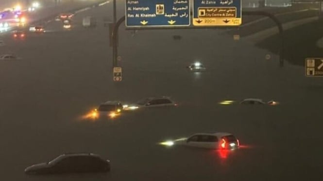 Mobil-mobil terendam banjir di Dubai