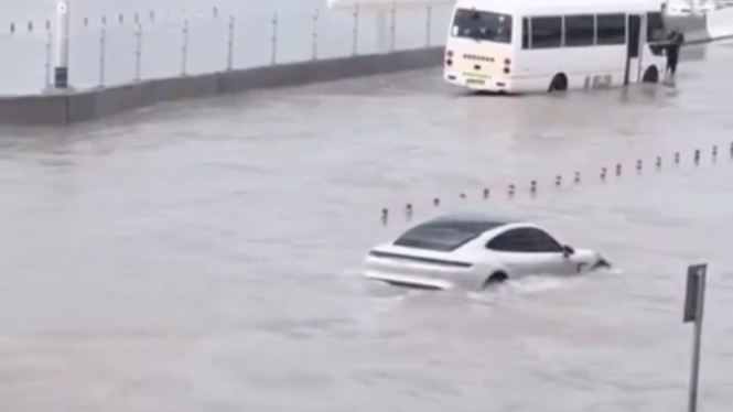 Mobil Porsche terendam banjir di Dubai