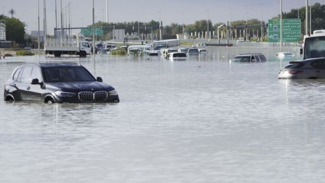 Mobil mewah terendam banjir di Dubai