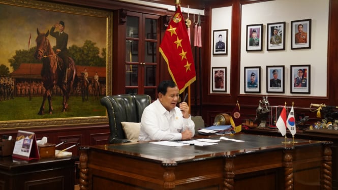 Foto Ilustrasi Menhan RI sekaligus presiden terpilih, Prabowo Subianto menerima telepon (sumber foto: Tim Media Prabowo) 