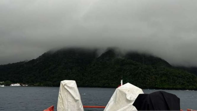 Gunung Ruang di Kepulauan Siau Tagulandang Biaro (Sitaro), Sulawesi Utara, terpantau diselimuti awan kabut dari atas KM Bimasena yang digunakan oleh Tim Kantor SAR Manado mengevakuasi warga setempat, Rabu, 18 April 2024.