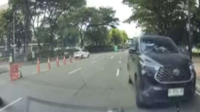 Mobil lawan arus di jalur satu arah di BSD, Tangerang Selatan.