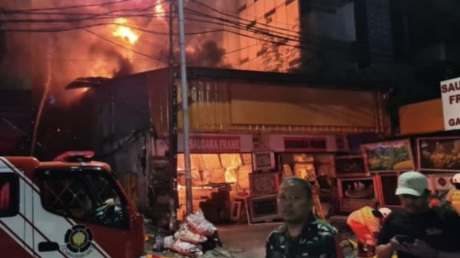 Kebakaran besar melanda Toko frame atau bingkai di Jalan Mampang Prapatan, Jakarta Selatan (Jaksel) Kamis 18 April 2024 malam. 