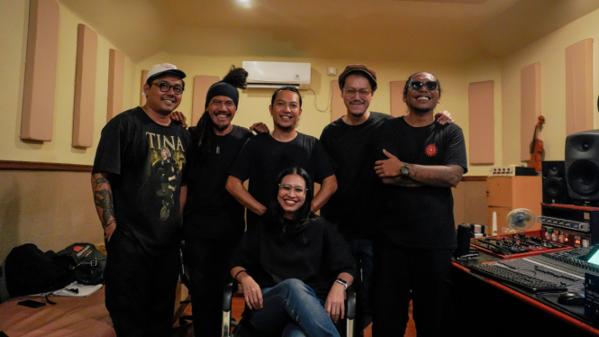 Duo folk Endah N Rhesa bersama dengan band rock asal Bali Navicula