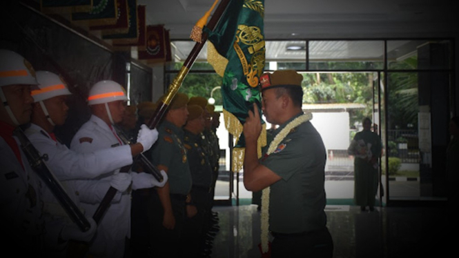 VIVA Militer: Mayjen TNI Putranto Gatot cium pataka Armed TNI