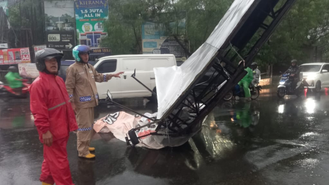 Baliho ambruk menimpa mobil di Depok