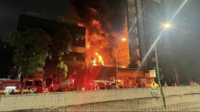 Kebakaran melanda sebuah toko bingkai Saudara Frame dan Galery di Jaln Mampang Prapatan, Mampang, Jakarta Selatan pada Kamis 18 April 2024 malam.