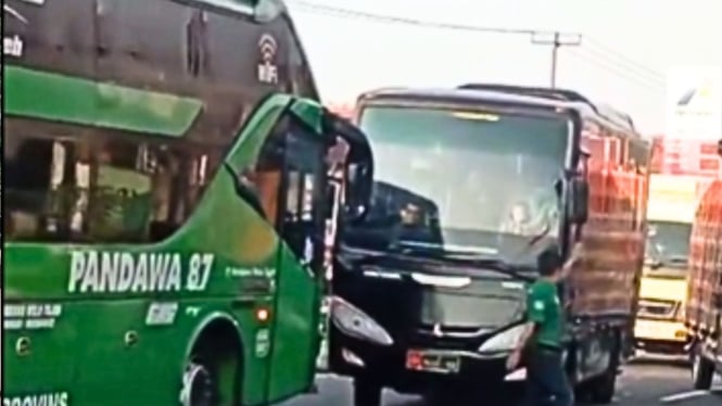 Aksi Bus Kopassus adang Bus Pandawa 87 yang nekat lawan arah