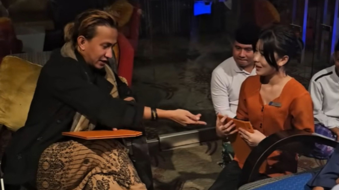 Habib Bahar Gombalin Pelayan Restoran Cantik