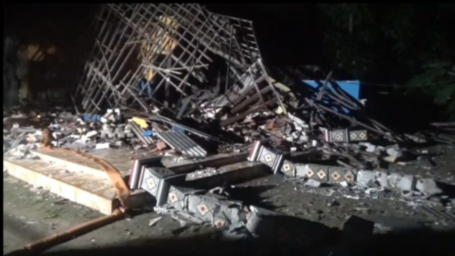 Sebuah rumah di Bangkalan hancur usai petasan meledak, tiga orang jadi korban.