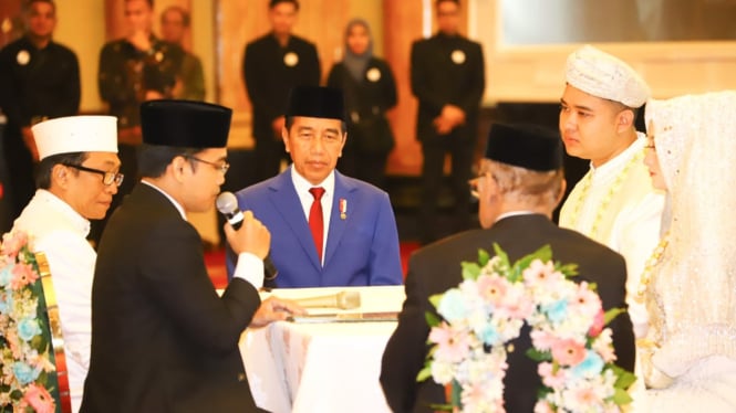 The moment President Joko Widodo witnessed the marriage of Deputy Minister of Manpower Afriansyah Noor's child