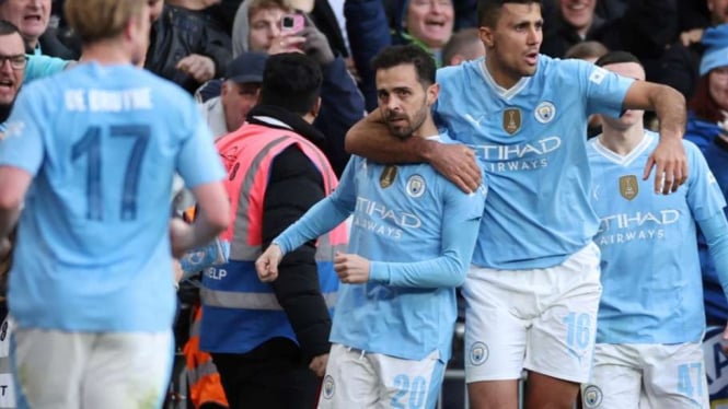 Pemain Manchester City rayakan gol Bernardo Silva