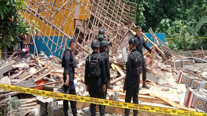 Tim Gegana Brimob Polda Jawa Timur di Rumah Lokasi Ledakan Petasan Bangkalan