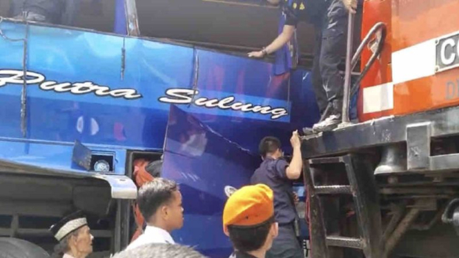 Bus tertabrak Kereta Api di Sumatera Selatan