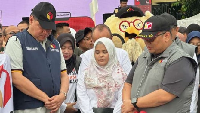 Ketua Bawaslu RI Rahmat Bagja (kanan) bersama Anggota Bawaslu RI Lolly Suhenty (tengah) dan Herwyn J H Malonda saat berdoa bersama sebelum memulai kegiatan puncak acara Peringatan HUT Bawaslu” di Jakarta, Minggu, 21 April 2024.